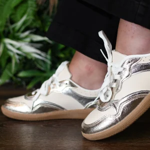 Baskets beiges et argent