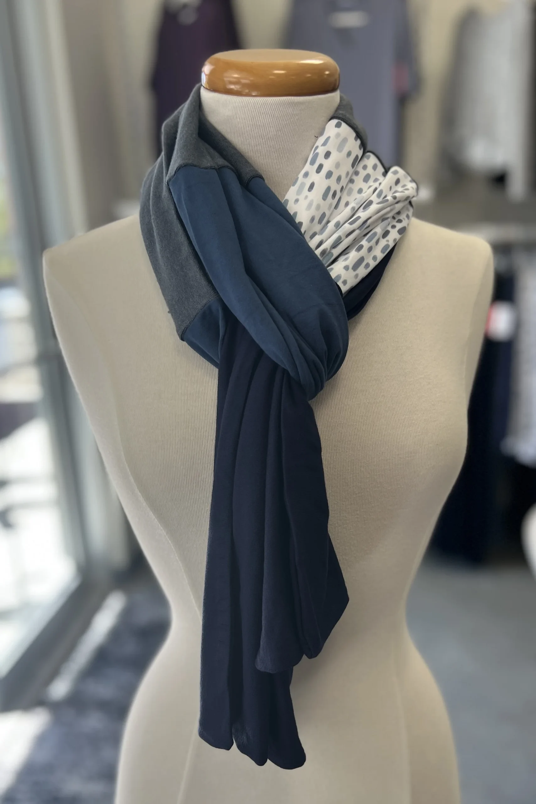 Foulard Atelier - Série Bleu – Image 3