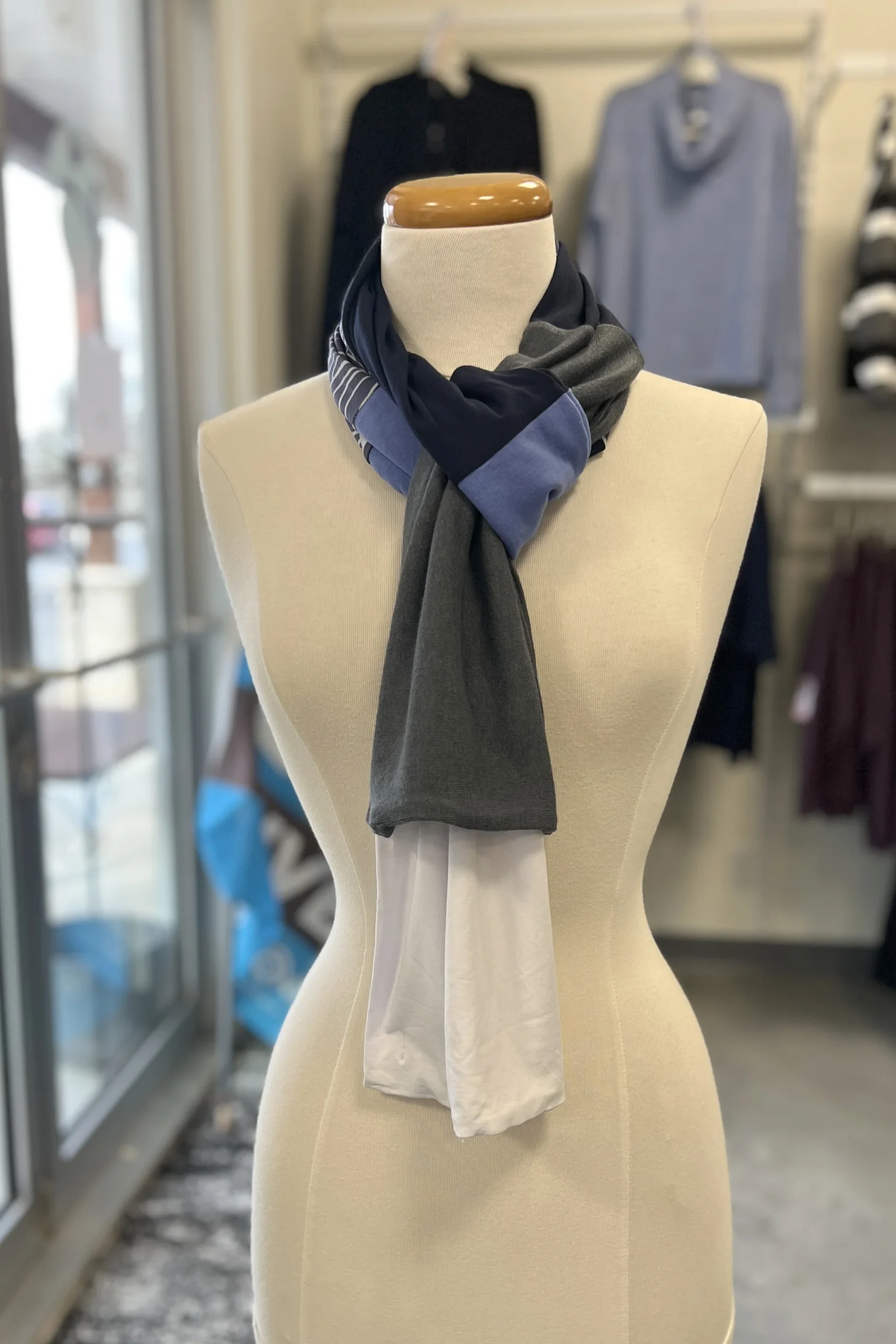Foulard Atelier - Série Bleu – Image 4