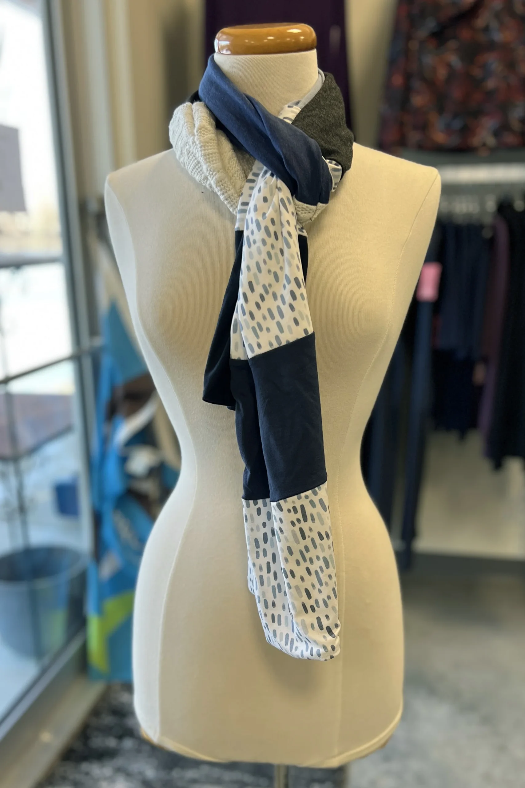 Foulard Atelier - Série Bleu – Image 5