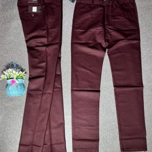 Pantalon Kaki à Nuance Bordeaux – L’élégance revisitée