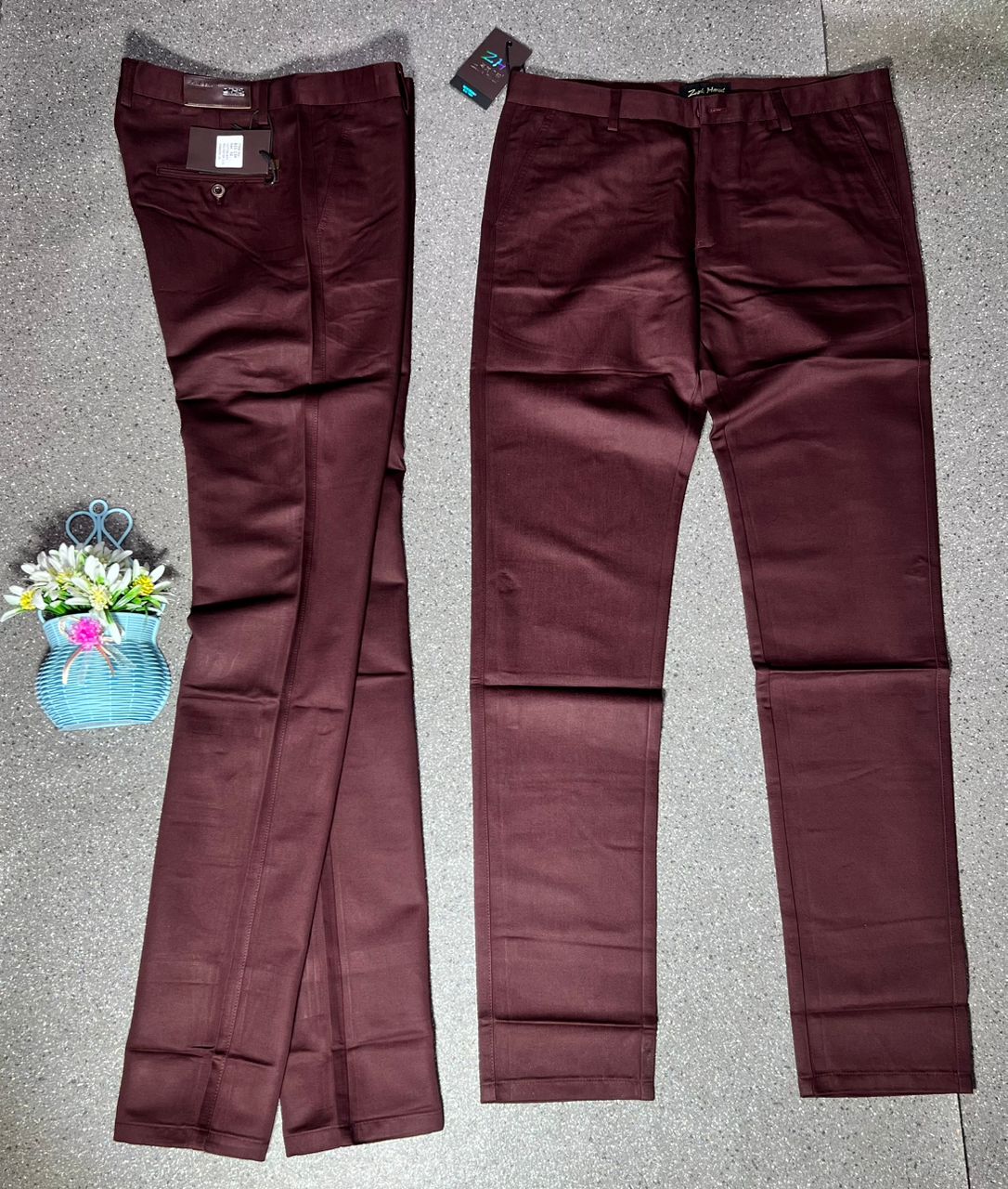 Pantalon Kaki à Nuance Bordeaux – L’élégance revisitée