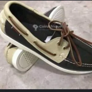 Sebago Beige et Noir – Sobriété et élégance décontractée