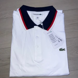 Polo Blanc Homme Lacoste – Élégance et Confort Intemporel
