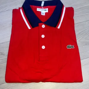 Polo Rouge Homme Lacoste – Style et Confort Intemporel