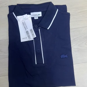 Polo Lacoste bleu de nuit pour homme – élégance et style intemporel