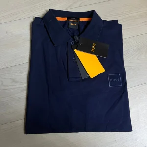 Polo Boss bleu pour homme – élégance moderne et confort supérieur