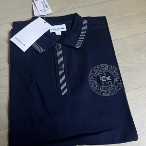 Polo Lacoste bleu brodé pour homme – élégance classique et confort absolu
