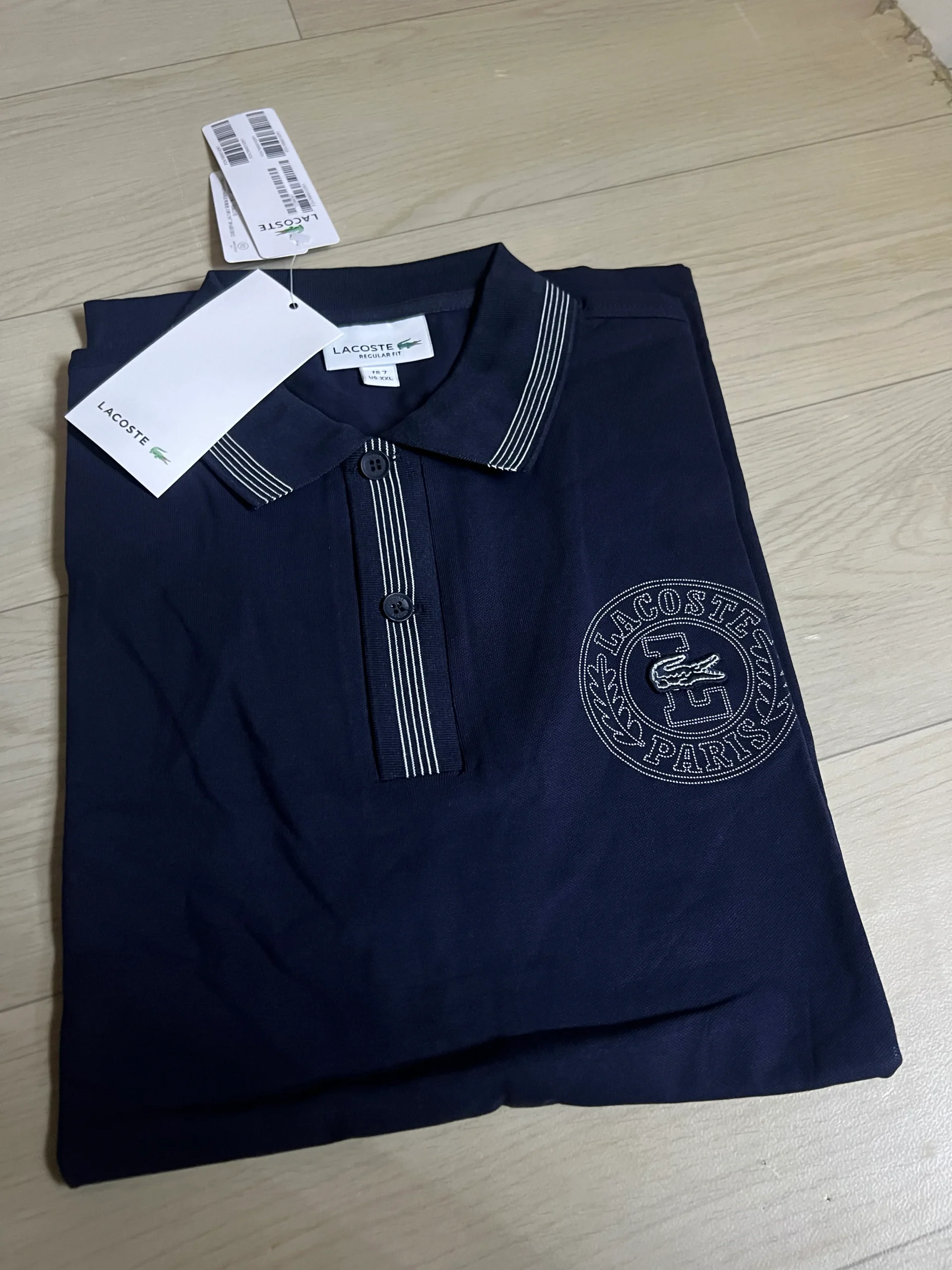 Polo Lacoste bleu brodé pour homme – élégance classique et confort absolu – Image 2