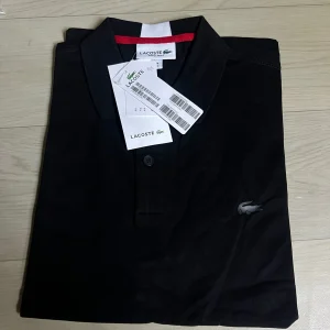 Polo Lacoste noir pour homme – élégance intemporelle et confort absolu