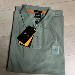 Polo Boss vert d’eau pour homme – fraîcheur et élégance moderne