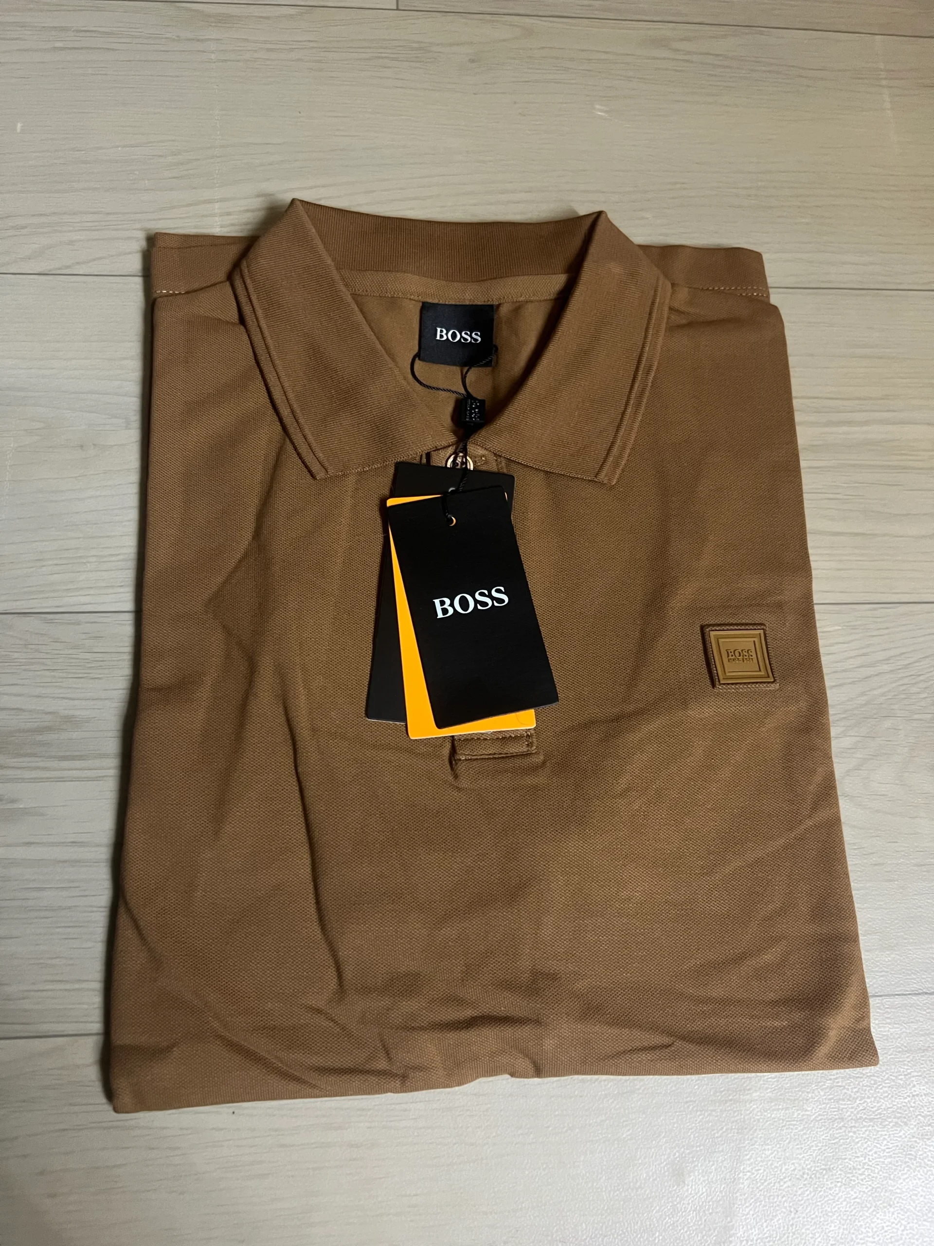 Polo Lacoste marron pour homme – élégance naturelle et confort premium – Image 2