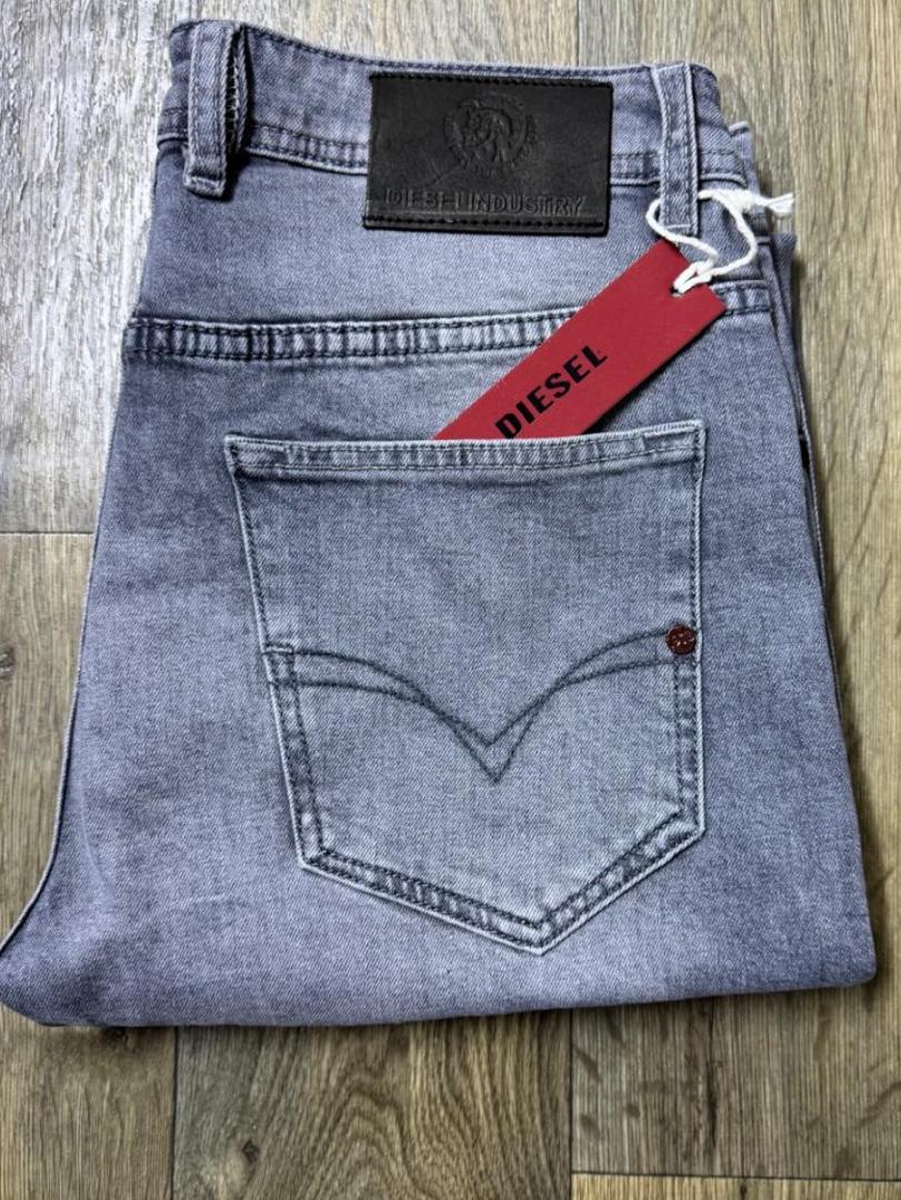 Jean Gris Dénudé Homme Diesel – Look Tendance et Détente Assurée