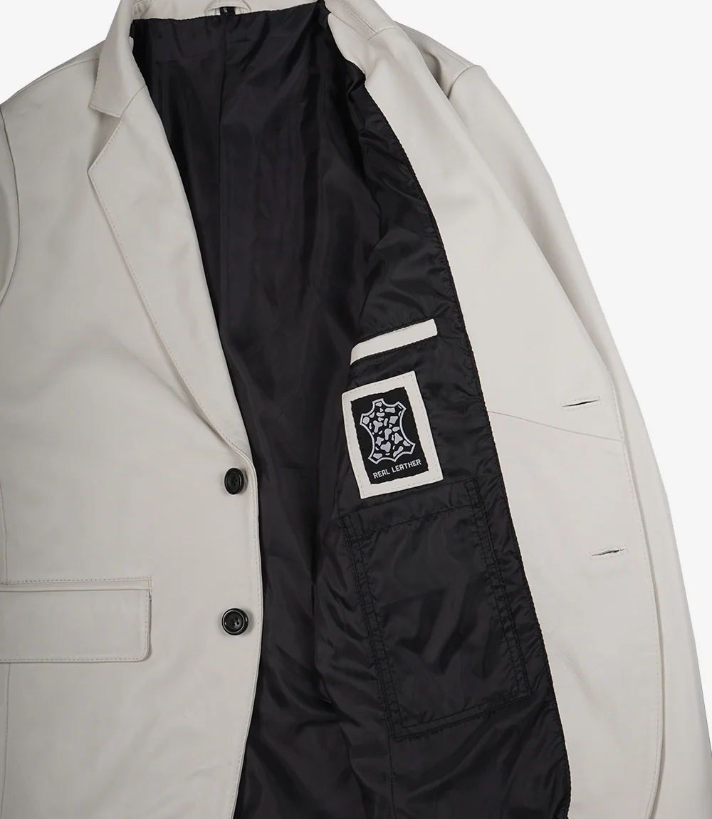 Blazer en cuir blanc cassé à deux boutons avec revers crantés pour homme – Image 6